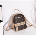 Detail des Mini-Rucksacks mit doppeltem Reißverschluss und beigefarbenen Akzenten - Aprikose