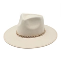 Dettaglio di un cappello jazz in feltro beige con tesa larga e catena dorata alla moda - M(56-58cm) / Beige