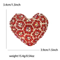 Broche de corazón dorado con pedrería roja y patrón de malla, 3,4cm de alto y 3,9cm de ancho - Rojo (MM-BR-RD)
