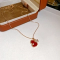 Dettaglio della collana con pendente zucca rossa e zircone in finitura oro rosa - Oro-Rosso
