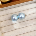 Eleganti orecchini a lobo con perle azzurre in una scatola per gioielli beige e legno vero - Ago d'argento / 1# Blu Tondo (22mm)