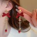 Dettaglio di orecchini a fiocco rosso festivo con campanelli di velluto e nappe - 7# 925 Sterling Silver Earring Post - Orecchini Natalizi con Fiocco Rosso Campanello e Pompon