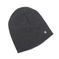 Detalle de gorro de punto gris oscuro con textura fina y parche de cuero con logo - gris oscuro