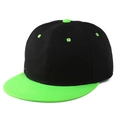 Dettaglio cappellino baseball a tesa piatta con corona nera e visiera verde neon - Regolabile / Nero con Tesa Verde