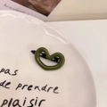 Pince à cheveux cœur vert olive au fini brillant avec attache crocodile en métal - Vert