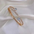 Bracelet jonc ouvert double en or rose serti de zircons sur satin blanc soyeux - Bangle / Or rose