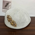 Graue Strickmütze Beret mit Bernstein-Strassblume und Glitzergarn für einen schicken Winter - Weiß
