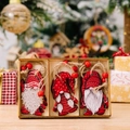 Set di tre ciondoli gnomi natalizi in legno bianco e rosso per decorazioni festive - Stile C (Confezione da 3)