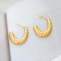 Détail macro de boucles d'oreilles C dorées à l'or 18K avec texture nid d'abeille unique - Forme U en Nid d'Abeille
