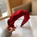 Serre-tête rouge torsadé avec un nœud élégant et une étiquette handmade sur le côté - Bordeaux