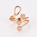Detalle de anillo en espiral oro rosa con bolas mate y piedras de circonio - US 6 / Oro rosa
