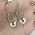 Orecchini a spilla da balia dorati con smalto bianco e zirconi cubici scintillanti - Bianco