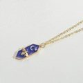 Detalle del collar de abeja dorada con luna estrella y colgante hexagonal de esmalte azul - Azul Real