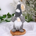 Dettaglio di uno gnomo di Natale con cappello a fiocco di neve e barba su base in legno - Grigio (Copre gli occhi)