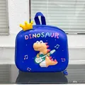 Mochila rígida azul de dinosaurio para niños con diseño de guitarra y corona decorativa - Dinosaurio Azul