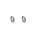 Vue macro de la boucle d'oreille argentée avec design 520 et zircons blancs - Argent/Design 520 avec Strass
