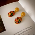 Détails de boucles d'oreilles vintage en émail avec motifs de losanges colorés - Boucles d'Oreilles Pendantes Ovales Colorées Avec Tige en Argent