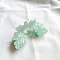 Detalle de pinza para el cabello en acetato verde menta jaspeado con bordes ondulados - 8.5cm / Verde Esmeralda