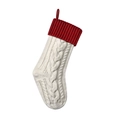 Dettaglio calza di Natale in maglia a trecce color crema con bordo rosso - Corpo Beige Bordo Rosso (F)