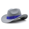 Klassieke grijze vilt cowboyhoed met blauw lint op een professionele witte achtergrond - M (56-58 cm) Verstelbaar / Lichtgrijs