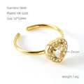 Dettaglio macro dell'anello a cuore placcato oro 18K con zircone su sfondo bianco - Stile Cuore Bianco (586-Zircone Bianco)