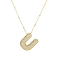Gros plan du pendentif lettre U plaqué or 18K avec des pierres de zircon scintillantes - Lettre U (Pendentif + Chaîne à billes)