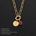 Collana in acciaio inossidabile con lettera U in strass e ciondolo con gemma rossa - Lettera U / Oro