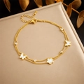 Détail de la chevillère dorée double couche avec papillons en nacre et pierres de zircon - Style Papillon Blanc Fleur Zirconium (B1255)