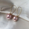 Detail der rosa-violetten Perlen an goldenen langen Haken auf seidigem Satin-Hintergrund - Rosa Perle/Langer Goldener Haken