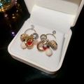 Dettaglio orecchini vintage dorati con perline rosse in una scatola per gioielli - Oro (Perno in Argento S925)
