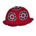 Handgemachter roter Häkelhut mit blau-weißen floralen Granny-Square-Mustern - M (56-58cm) / Weinroter Hut mit Sonnen-Patchwork