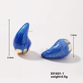 Dettaglio di orecchini a goccia in smalto blu con bordo dorato e misure del prodotto - Blu