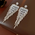 Vue détaillée des boucles d'oreilles pampilles en zircon argenté au design cascade - Argenté