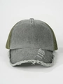 Detalle de gorra de béisbol desgastada con bordes deshilachados y malla verde - Ajustable / Verde Militar