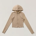 Détail du sweat à capuche en maille côtelée kaki avec broderie et fermeture éclair courte - XS / Désert d'Annihilation