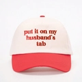 Casquette de baseball bicolore beige et rouge avec broderie 'put it on my husband's tab' - Taille unique / Beige et Rouge