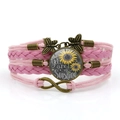 Détail du bracelet en cuir rose multicouche avec gemme de tournesol et breloques papillon - You Are My Sunshine Tournesol / Rose