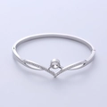 Elegante brazalete de acero de titanio en forma de V con diamantes para mujer con estilo - Bangle / Color Acero