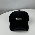 Dettaglio della visiera consumata e ricamo bianco Fantastic sul cappellino nero - Taglia unica (58-60cm) / Nero