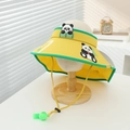 Detail eines gelben Kinder-Sonnenschutzes mit Panda-Print, Krempe und Trillerpfeife - 52-54cm (3-8 Jahre) / Gelb