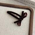 Dettaglio di un fermaglio per capelli a fiocco in velluto marrone scuro su vassoio in legno - Marrone Scuro