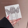 Orecchini a farfalla in argento con lunghe nappe e strass brillanti su supporto bianco - E0139 Farfalla Pieno Di Strass Nappa-Bianco Argento