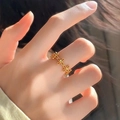 Eleganter vergoldeter offener Ring mit hohlem Blumendesign im minimalistischen Stil - Hohler Blumen-Offenring / Gold