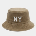 Dettaglio del ricamo bianco NY e del tessuto in cotone lavato sul cappello da pescatore - M(56-58cm) / Cachi