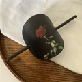 Pic à cheveux en cuir avec imprimé roses rouges dans un style oriental élégant - Rose Imprimée