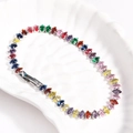 Dettaglio macro del bracciale con zirconi marquise arcobaleno e finitura argentata - Zircone Arcobaleno - Platino