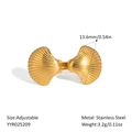 Détail de la bague coquillage en acier inoxydable doré avec une surface texturée - Style Double Coquillage (YYR025209)