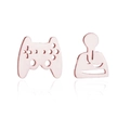 Detalle de pendientes asimétricos con diseño de mando de juego en color oro rosa - Oro Rosa