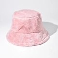 Detalle de gorro de pescador rosa de piel sintética con textura suave para el invierno - M (56-58cm) / Rosa