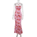 Detail van roze maxi-jurk met rode bloemenprint en een elegante X-vormige kruishals - S / Roze